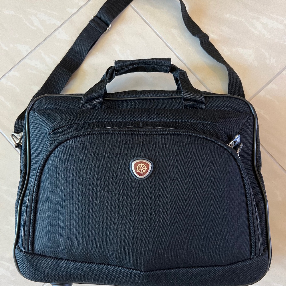 2552 Suitcase Hand Lugagge Pacific Coast Wheelable Excellent Condition 16x12x7